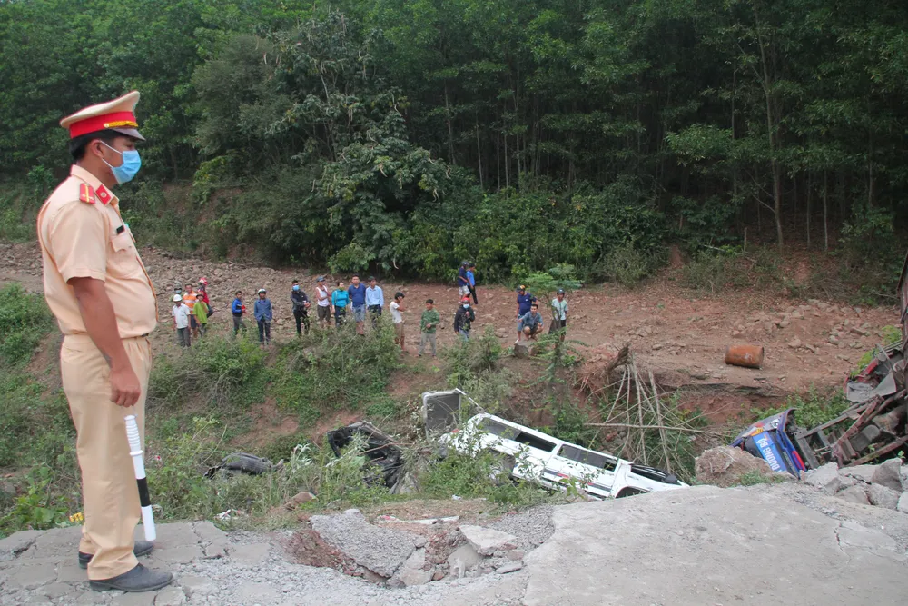 Xe đầu kéo mất lái gây tai nạn liên hoàn khiến nhiều người bị thương  ảnh 5