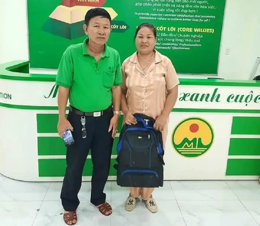 Lái xe taxi trả lại 35 triệu đồng cho khách bỏ quên trên xe ảnh 1