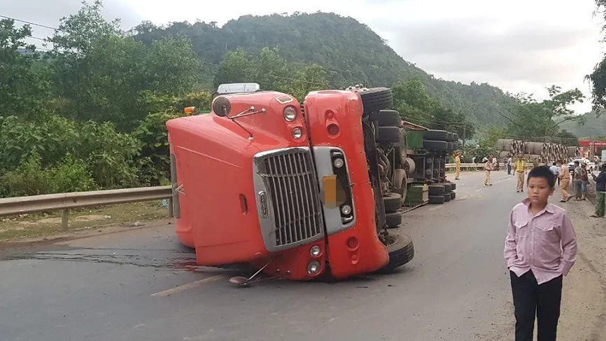 Xe đầu kéo va chạm với xe máy khiến hai người tử vong  ảnh 1