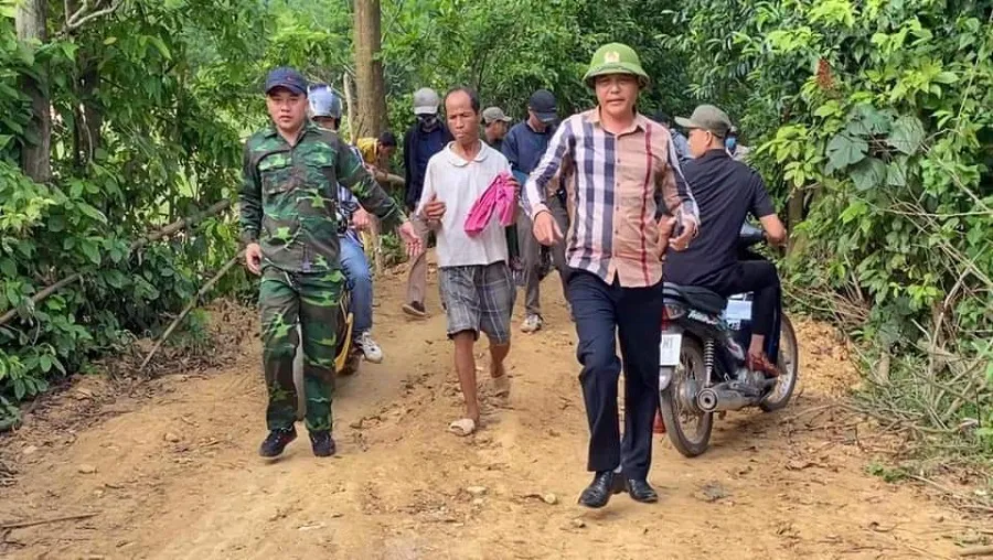 Hàng trăm người dân và công an vây bắt đối tượng trốn trại giam ảnh 1