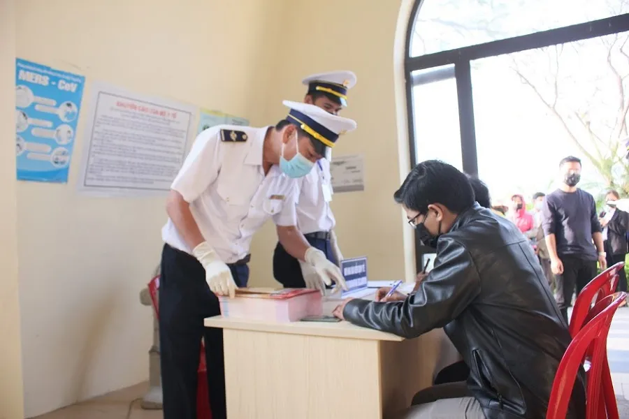 Cách ly 3 lái xe là F1 của bệnh nhân mắc Covid-19 tại Lào ảnh 1