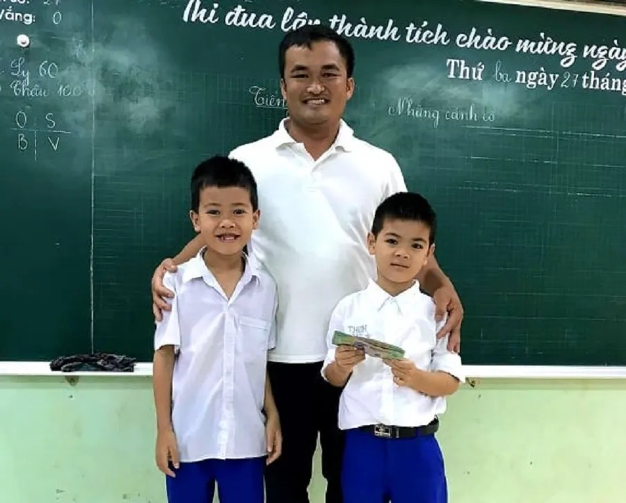 Hai học sinh lớp 1 trả lại gần 30 triệu đồng cho người đánh rơi ảnh 1