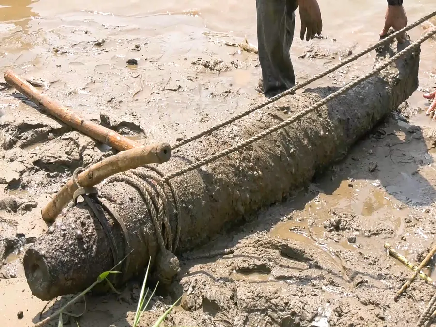 Phát hiện quả bom nặng 227 kg dưới lòng sông Thạch Hãn ảnh 1