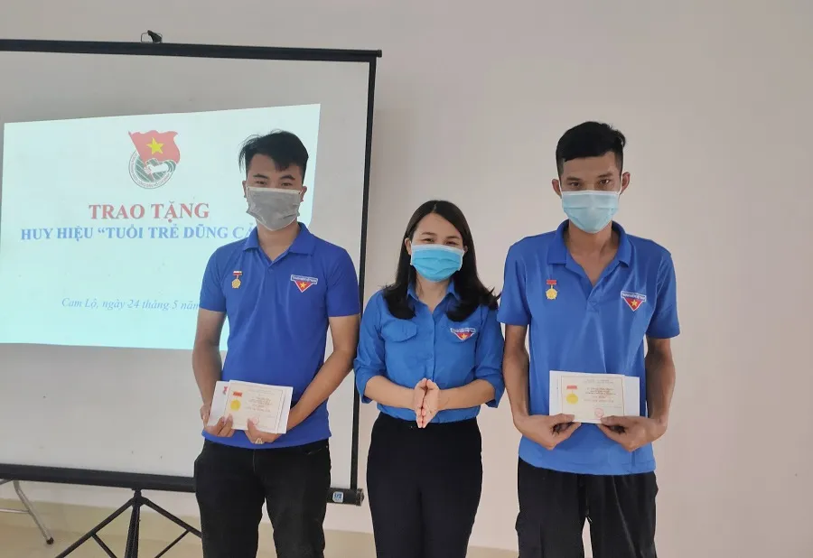 Trao huy hiệu “Tuổi trẻ dũng cảm” cho 2 thanh niên cứu em nhỏ 3 tuổi bị đuối nước ảnh 1