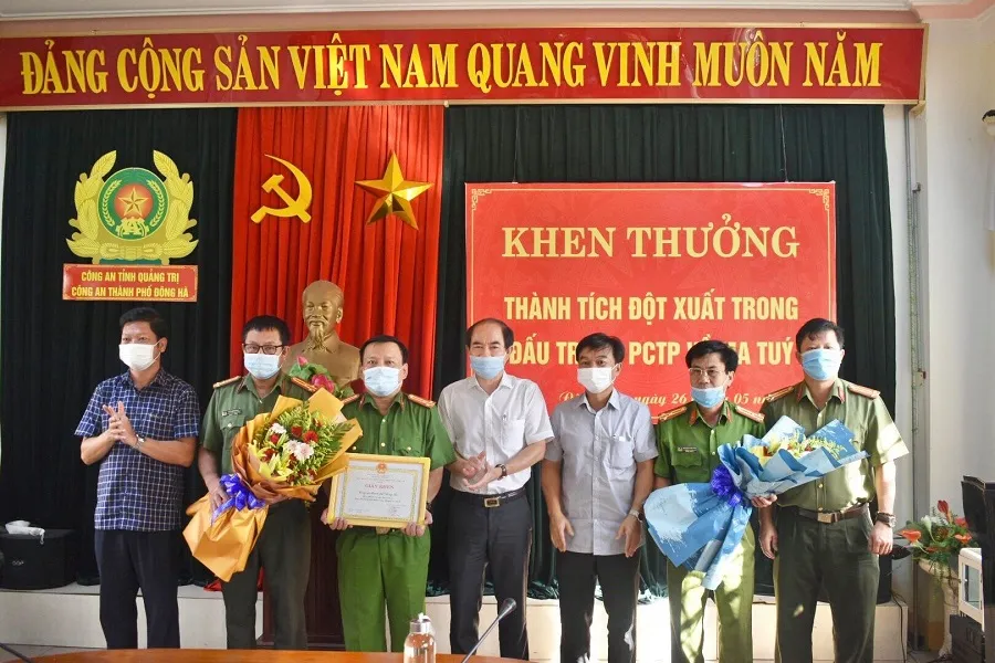 Bắt quả tang một phụ nữ vận chuyển 20.000 viên ma túy tổng hợp ảnh 2