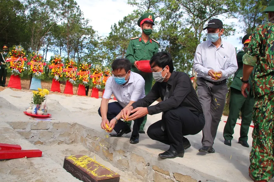 Quảng Trị: Truy điệu và an táng 40 hài cốt liệt sĩ được quy tập ở chiến khu xưa Ba Lòng ảnh 7