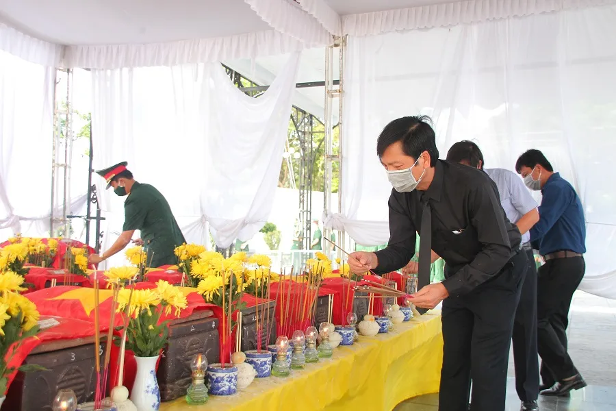 Quảng Trị: Truy điệu và an táng 40 hài cốt liệt sĩ được quy tập ở chiến khu xưa Ba Lòng ảnh 4