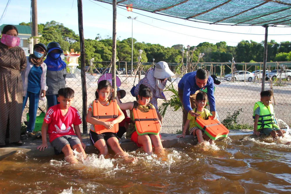 Quảng Trị: Tổ chức lớp dạy bơi miễn phí cho trẻ em khuyết tật ảnh 4