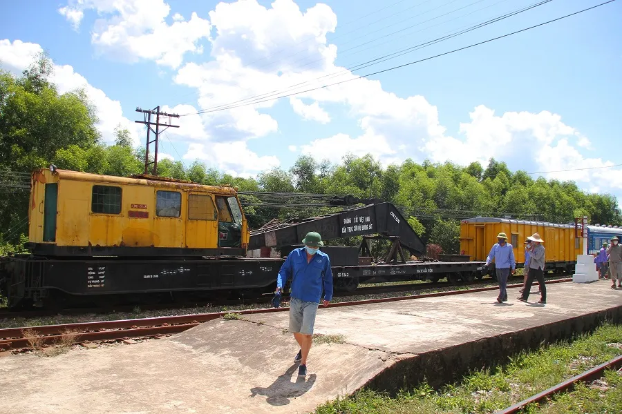 Thông tuyến đường sắt Bắc - Nam sau hơn 10 giờ gián đoạn vì tàu hàng SH4 bị lật ảnh 3