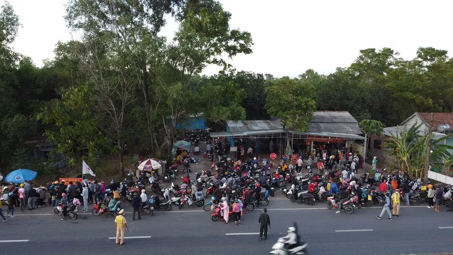 Công an Quảng Trị bảo quản hàng ngàn xe máy để lại chốt y tế ảnh 1