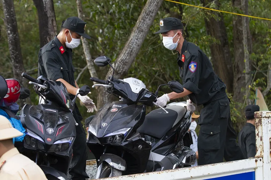 Công an Quảng Trị bảo quản hàng ngàn xe máy để lại chốt y tế ảnh 3