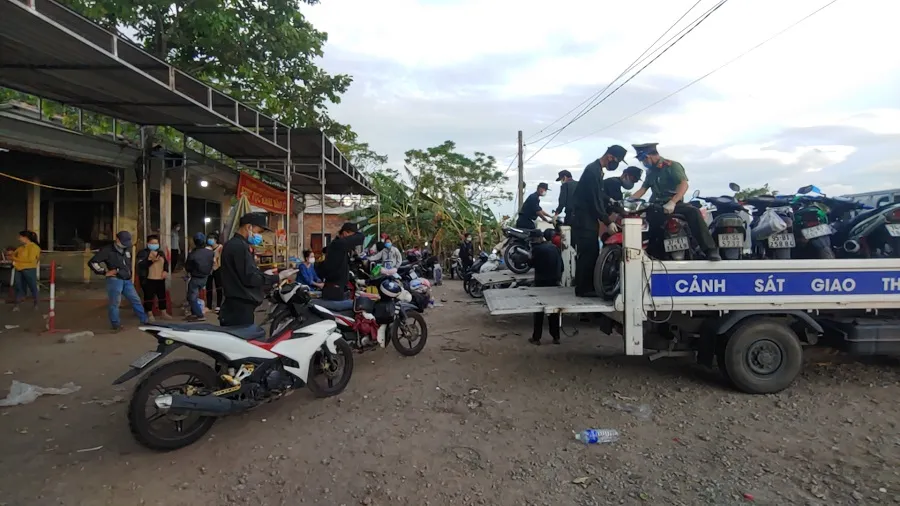 Công an Quảng Trị bảo quản hàng ngàn xe máy để lại chốt y tế ảnh 2