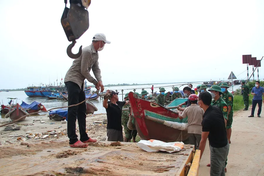 Các tỉnh miền Trung khẩn trương ứng phó bão số 5 đổ bộ  ảnh 17