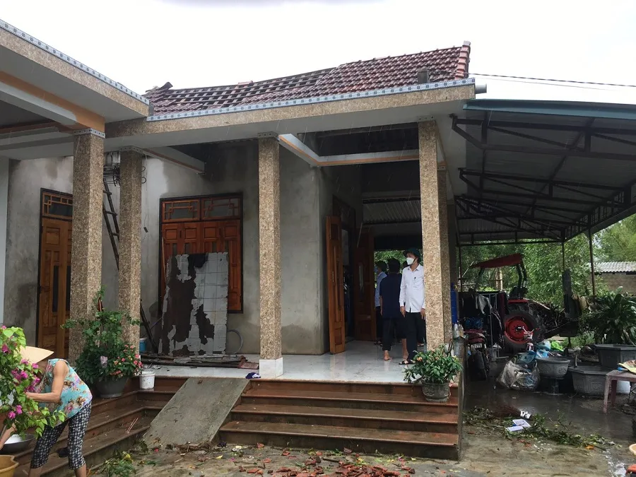  Gần 50 ngôi nhà ở Quảng Trị bị tốc mái, một số khu vực bị chia cắt ảnh 2