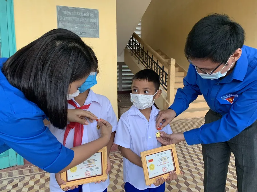 Trao tặng Huy hiệu Tuổi trẻ dũng cảm cho 2 học sinh tiểu học cứu người bị đuối nước ảnh 1