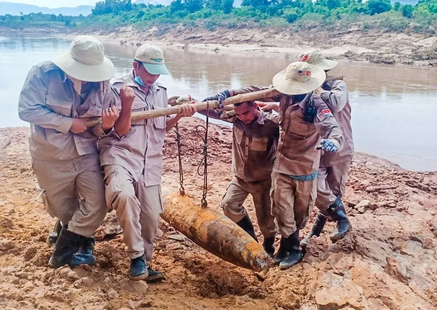 Phát hiện quả bom sau khi bờ sông Sê Pôn bị sạt lở ảnh 1