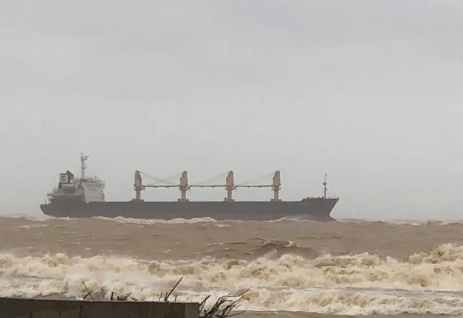 Một tàu hàng cùng 20 thuyền viên mắc cạn trên vùng biển Quảng Trị ảnh 1
