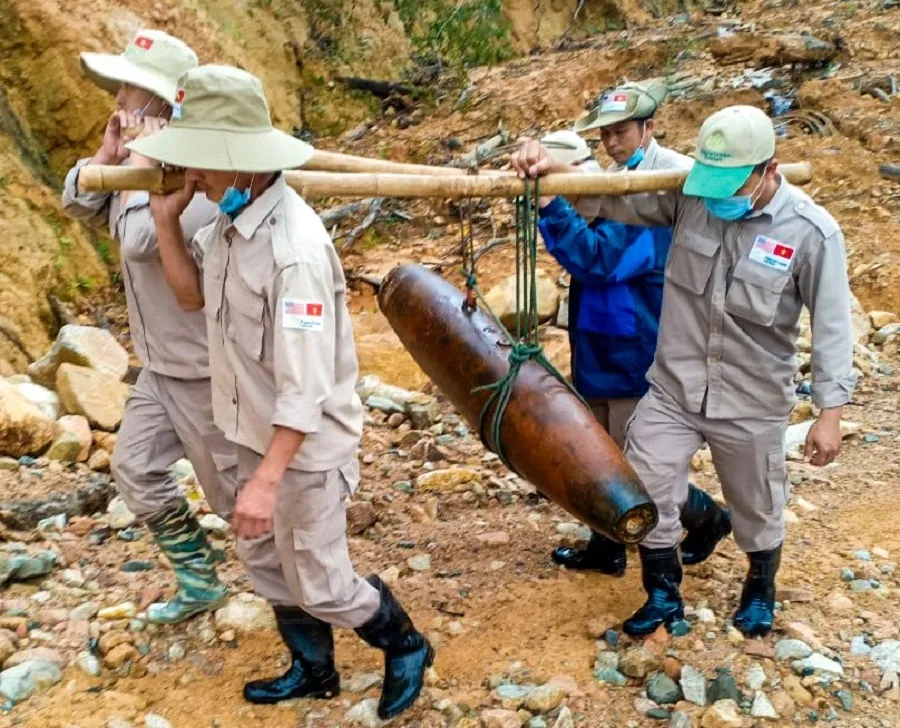 Phát hiện quả bom nặng 227kg sau mưa lũ ảnh 1