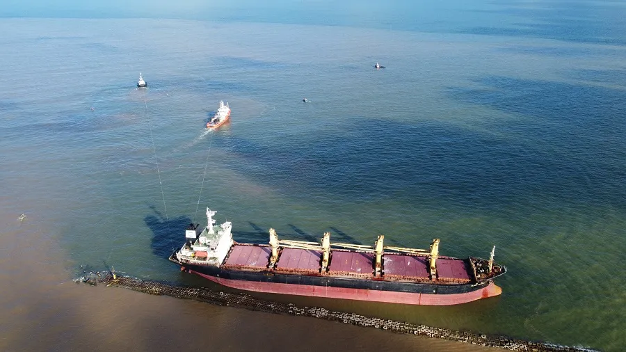 Cận cảnh cứu hộ tàu hàng nước ngoài mắc cạn trên vùng biển Quảng Trị ảnh 4