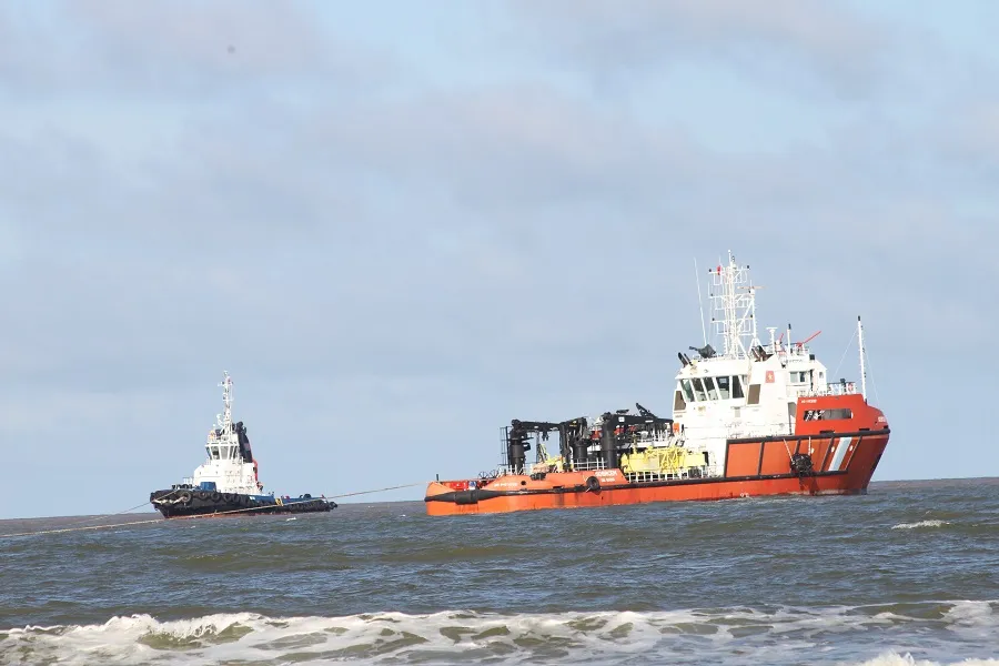 Cận cảnh cứu hộ tàu hàng nước ngoài mắc cạn trên vùng biển Quảng Trị ảnh 2