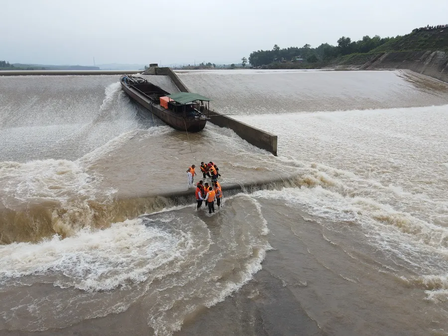Cứu hộ thành công 7 người bị mắc kẹt giữa đập thủy lợi Nam Thạch Hãn ảnh 1