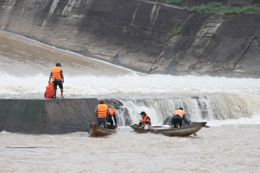 Cứu hộ thành công 7 người bị mắc kẹt giữa đập thủy lợi Nam Thạch Hãn ảnh 5