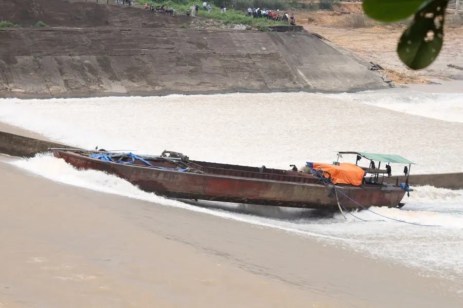 Quảng Trị: Tàu chở đoàn công tác gặp nạn, 1 người mất tích ảnh 2