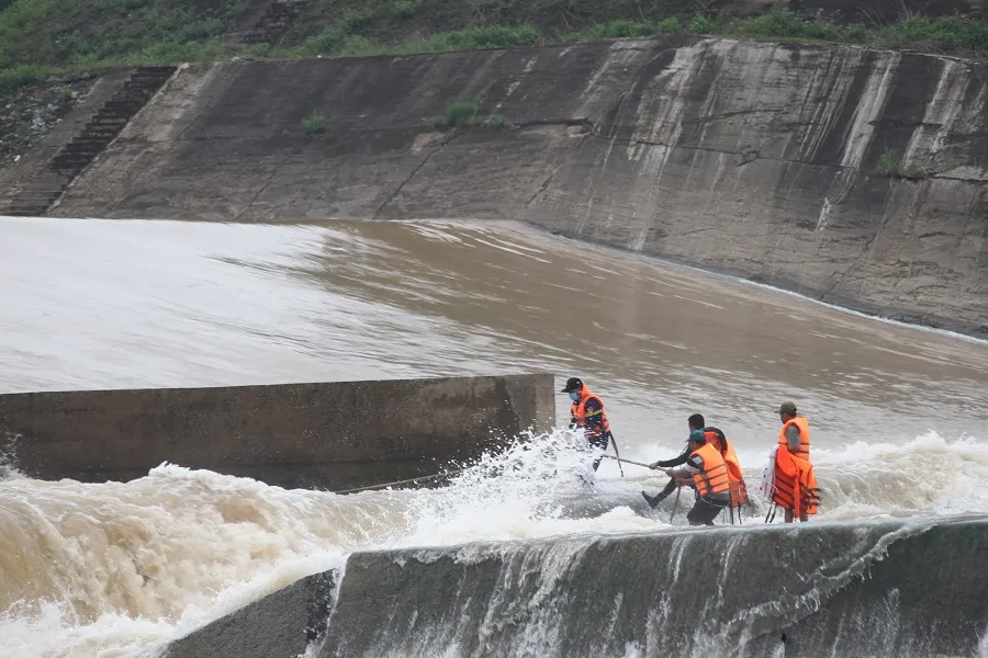 Cứu hộ thành công 7 người bị mắc kẹt giữa đập thủy lợi Nam Thạch Hãn ảnh 3