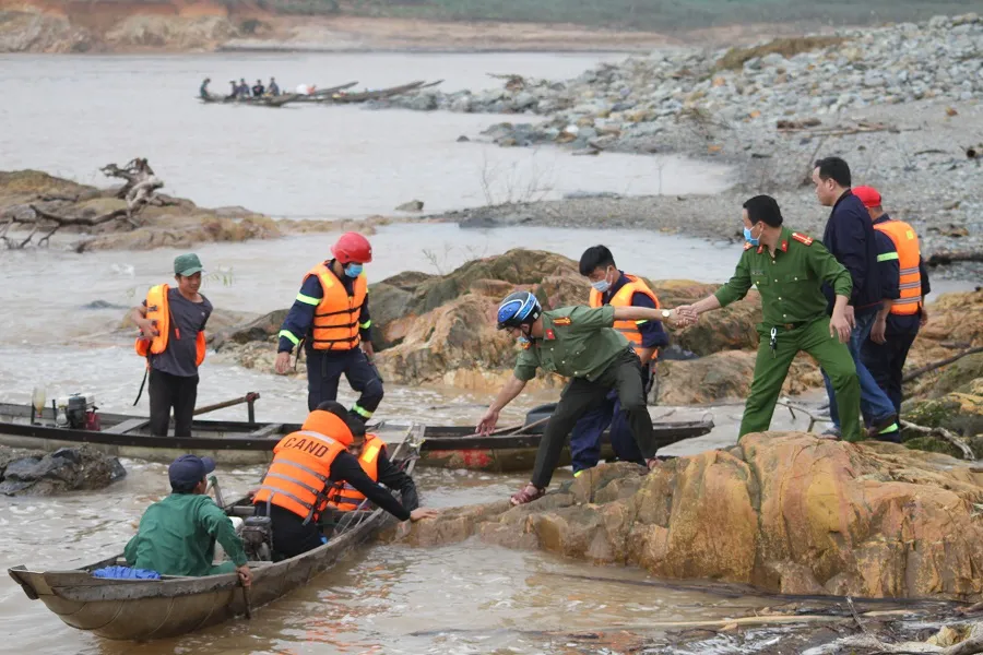 Cứu hộ thành công 7 người bị mắc kẹt giữa đập thủy lợi Nam Thạch Hãn ảnh 6