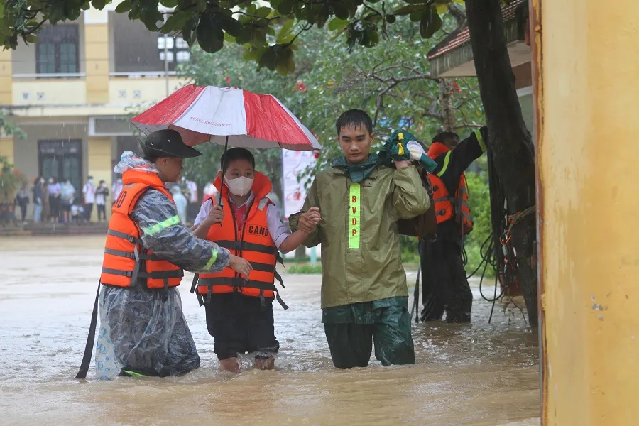 Giải cứu hàng trăm học sinh mắc kẹt trong ngôi trường bị nước lũ bủa vây  ảnh 7