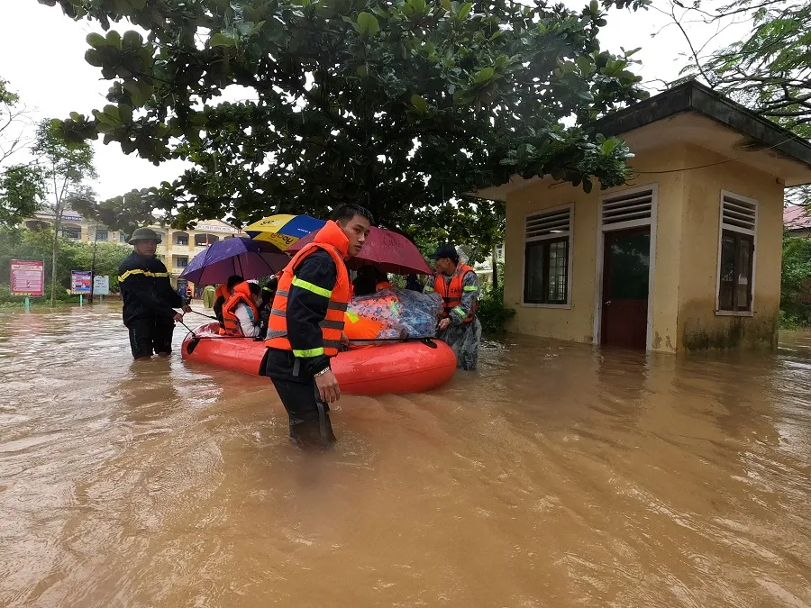 Giải cứu hàng trăm học sinh mắc kẹt trong ngôi trường bị nước lũ bủa vây  ảnh 8