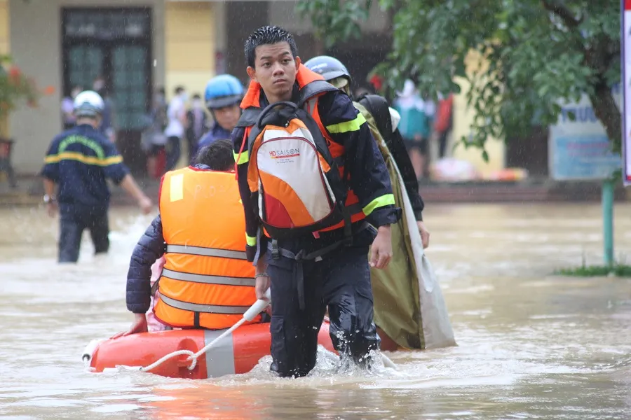 Giải cứu hàng trăm học sinh mắc kẹt trong ngôi trường bị nước lũ bủa vây  ảnh 6