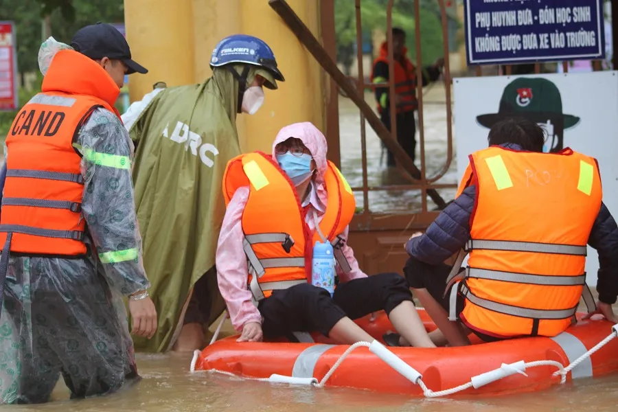 Giải cứu hàng trăm học sinh mắc kẹt trong ngôi trường bị nước lũ bủa vây  ảnh 4