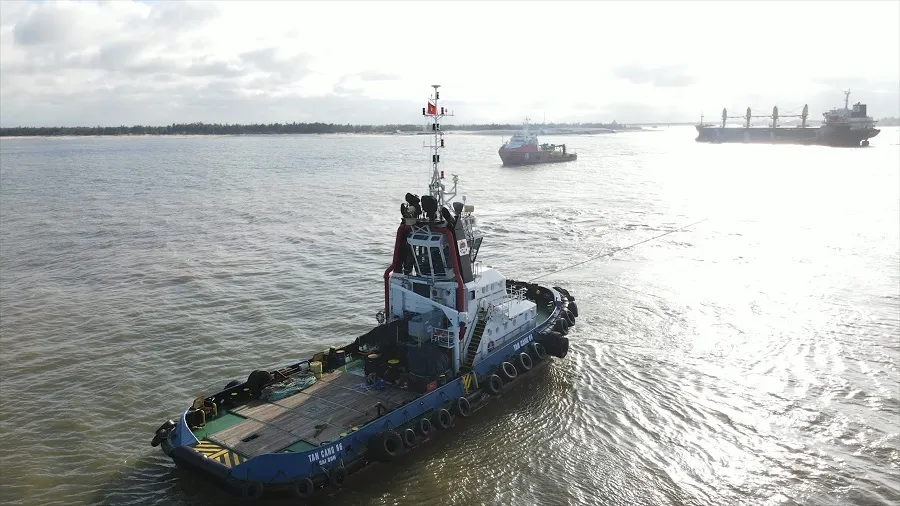 Cứu hộ thành công tàu hàng nước ngoài sau 14 ngày mắc cạn  ảnh 1