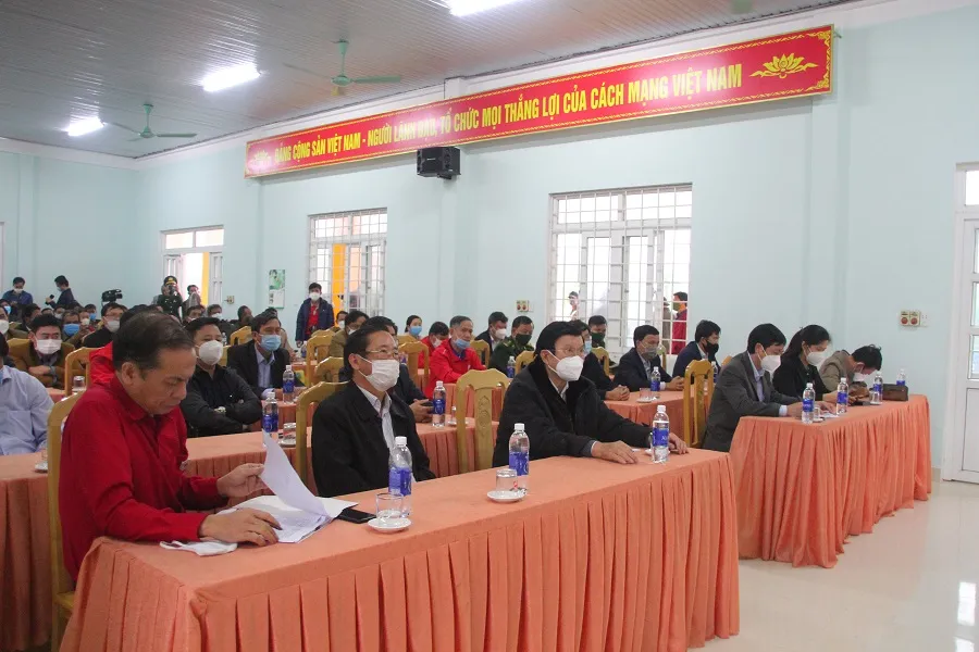 Nguyên Chủ tịch nước Trương Tấn Sang trao tặng áo phao cứu sinh cho ngư dân khó khăn ở Quảng Trị ảnh 1