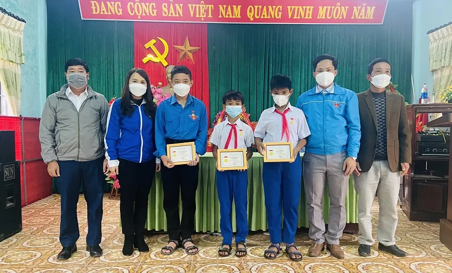 Cứu người bị đuối nước, 3 học sinh được trao tặng huy hiệu “Tuổi Trẻ dũng cảm” ảnh 1