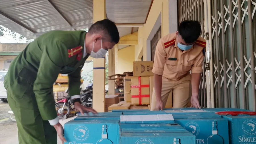 Quảng Trị: Tài xế bỏ lại ô tô và lô hàng lậu trên 800 triệu đồng khi bị phát hiện ảnh 1