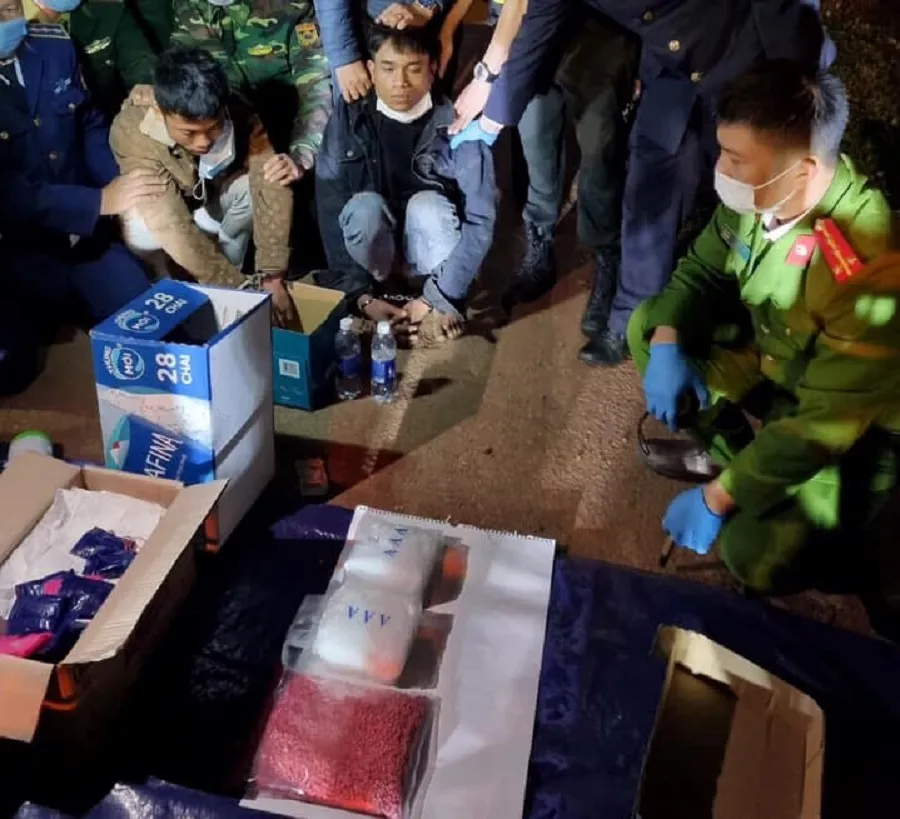 Quảng Trị: Bắt 2 đối tượng vận chuyển 2kg ma túy đá và 12.000 viên ma túy tổng hợp  ảnh 1