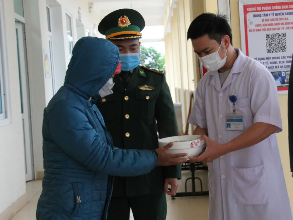 "Nồi cháo Biên phòng" ấm lòng bệnh nhân vùng biên ảnh 2