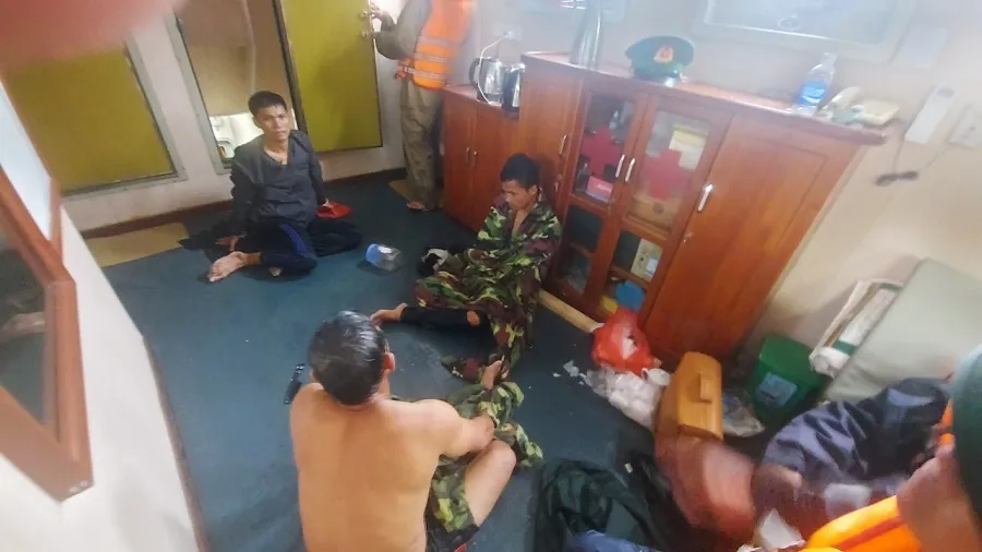 Cứu hộ tàu chở hàng bị đứt neo, trôi dạt mắc cạn trên biển Vũng Áng ảnh 3