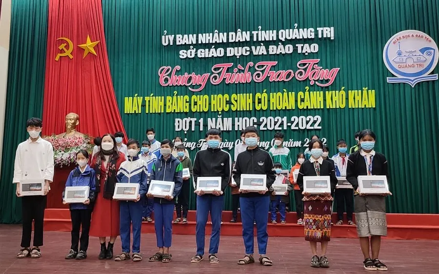 Quảng Trị: Trao tặng 650 máy tính bảng cho học sinh có hoàn cảnh khó khăn  ảnh 1