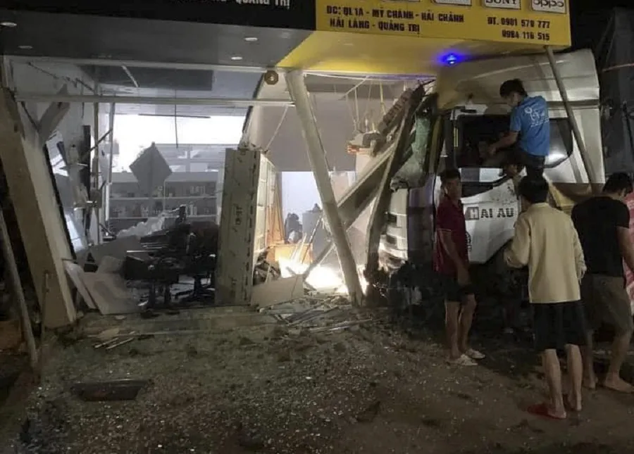 Ô tô tải nổ lốp lao vào nhà dân ảnh 1