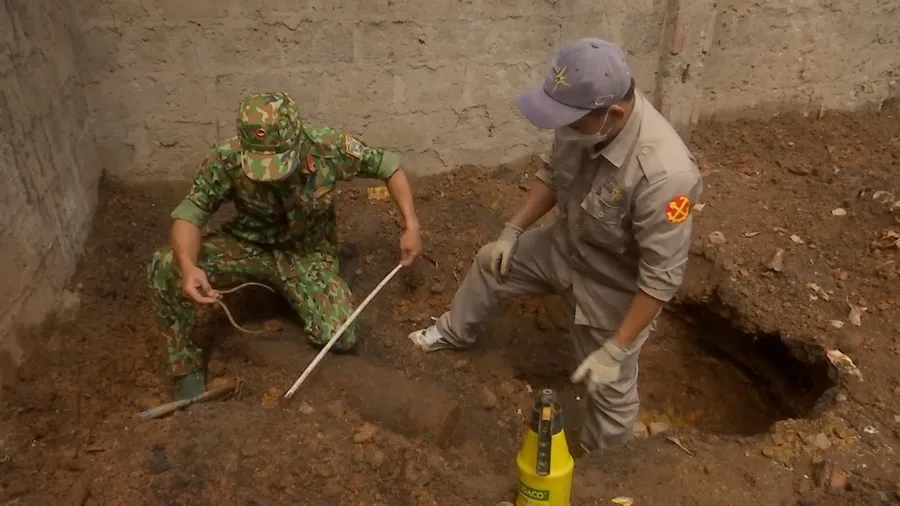 Quảng Trị: Phát hiện hầm bom đạn ngay dưới nhà dân ảnh 1