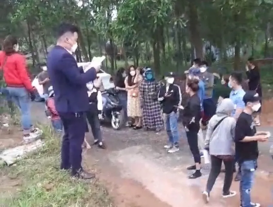 Hàng trăm “cò đất” tranh nhau chốt lô ở khu vực khó quy hoạch điểm dân cư ảnh 1