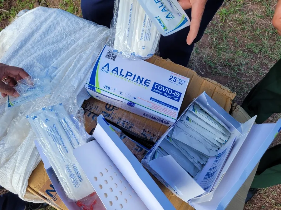 Quảng Trị: Phát hiện gần 2.000 bộ kit test Covid-19 bỏ ở khu đất trống ảnh 2