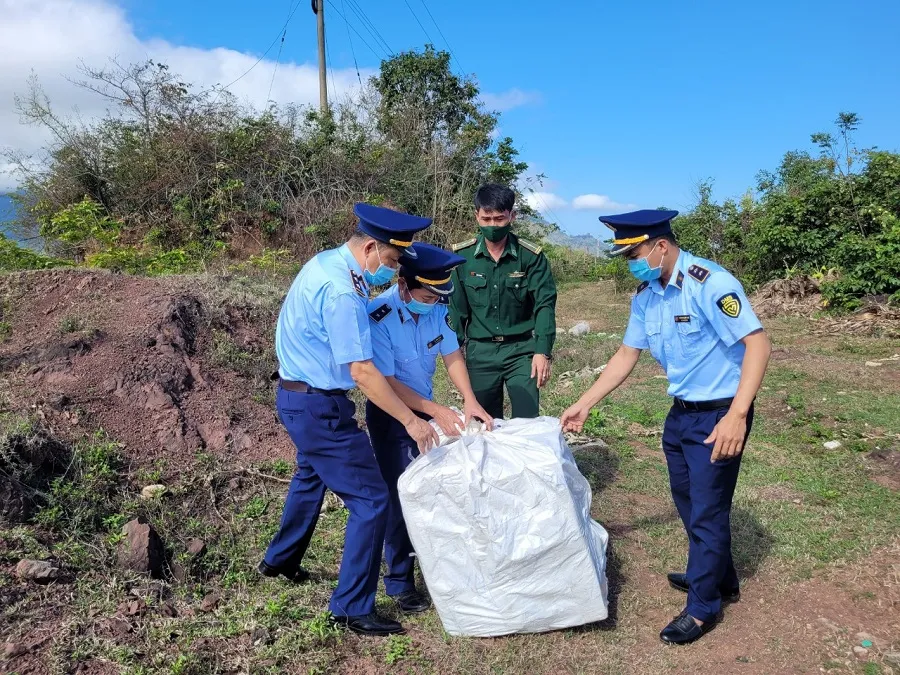 Quảng Trị: Phát hiện gần 2.000 bộ kit test Covid-19 bỏ ở khu đất trống ảnh 1