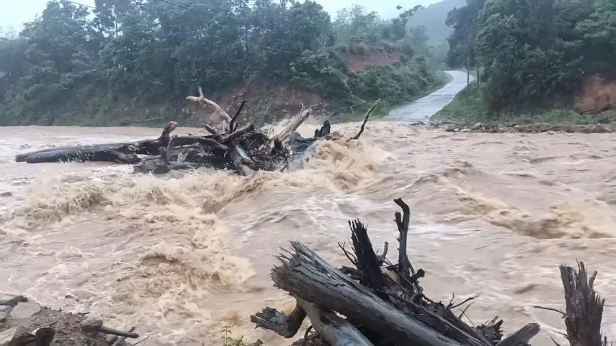 Quảng Trị: Nhiều tuyến giao thông ách tắc do mưa lớn, sạt lở ảnh 2