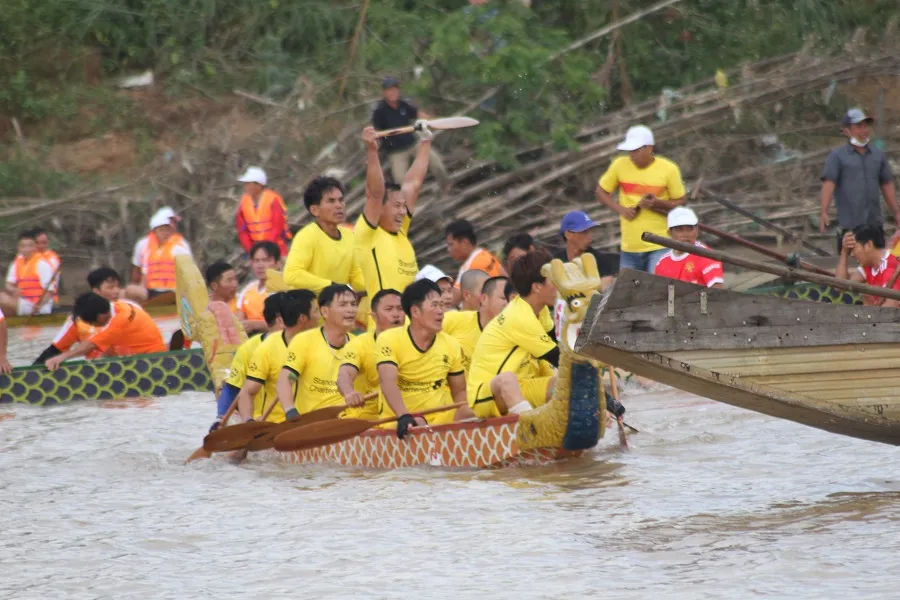 Sôi nổi giải đua thuyền truyền thống kỷ niệm 115 năm ngày sinh Tổng Bí thư Lê Duẩn ảnh 9