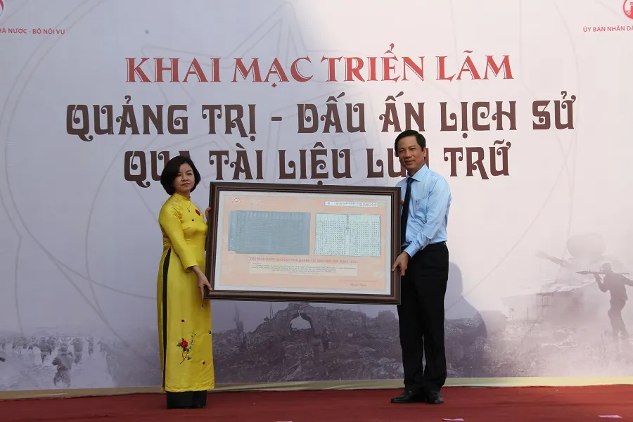 Khai mạc triển lãm “Quảng Trị - Dấu ấn lịch sử qua tài liệu lưu trữ' ảnh 2