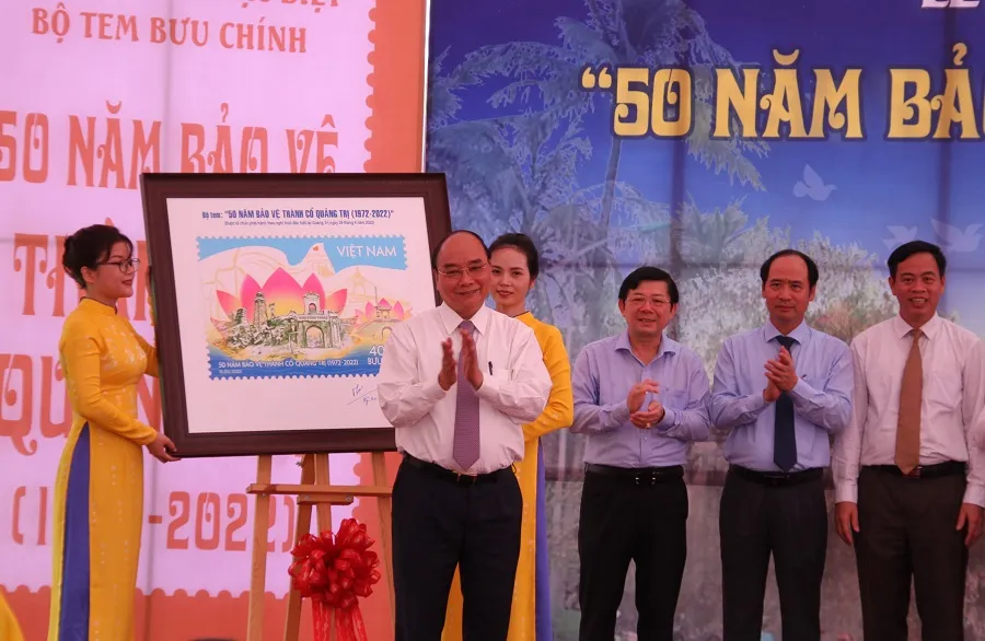 Chủ tịch nước ký, đóng dấu phát hành bộ tem “50 năm bảo vệ Thành Cổ Quảng Trị (1972 – 2022)”  ảnh 2